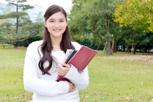 客室乗務員になるには、エアラインスクールには通ったほうがいいですか?
