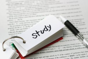 勉強&資格取得の秋!客室乗務員になるために有効な資格とは?