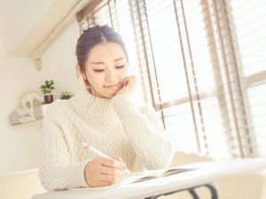 キャビンアテンダントになるために有利な資格やCAになってから役立つ資格は?