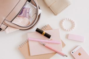 キャビンアテンダントの持ち物は?現役CAのバッグの中身を徹底解剖!